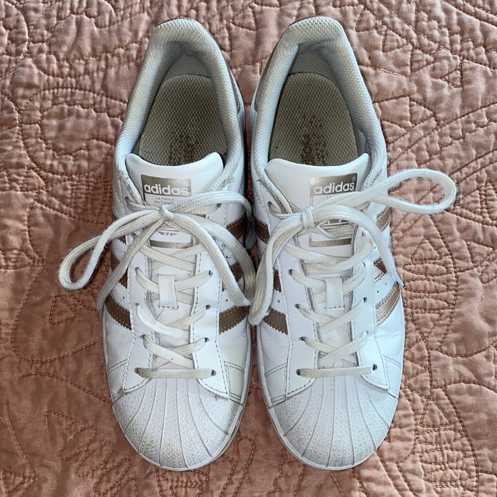 Adidas superstar tennis shoe